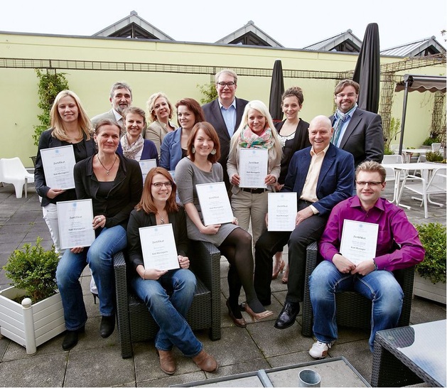Zertifizierte Bad-Manager: ­Sitzend (v.l.): Iris Reinken, ­Bianca Lemke, Sinje Holling, Wolfgang Pagany, Matthias Ladisley; stehend: (v.l.) Gloria Librizzi, Yvonne Herling, Marie Striewe, Janina Wiegand; hintere Reihe: Dozent Ulrich Bergmann, VDS-Projektkoordinatorin Ingrid Heister, VDS-Geschäftsführer Jens J. Wischmann sowie die Dozenten Joanna Müller und Thorsten Moortz.