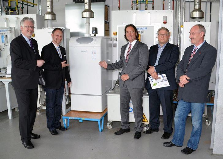 Moderne Technik für die Ausbildung: Kammerpräsident Dr. Martin Bott, SHK-Meister Holger Lorenz, Werner Jahke von Brötje sowie Michael Mink und Heinz Richter von Pfeiffer & May präsentieren den neuen Wärmeerzeuger (v.l.).