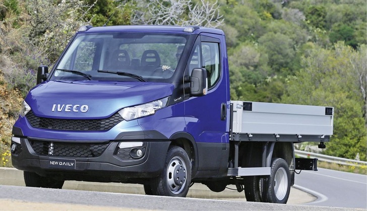 Breites Grinsen: Für das Modell­jahr 2015 kommt der Iveco Daily in ­neuer Generation auf die Straße. Outfit, ­Tonnage und Frachträume wurden grundlegend überarbeitet.