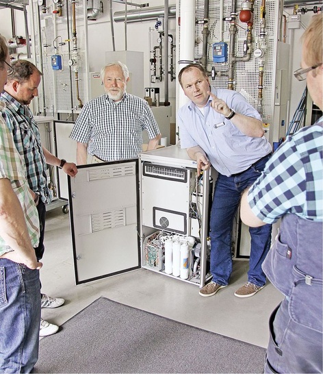 Ausbildung an einem Brennstoffzellen-Heizgerät an der Handwerkskammer Osnabrück-­Emsland.