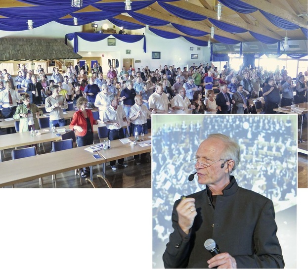 Prof. Gernot Schulz führte die SHK-Gemeinde in die Kunst des Dirigierens ein und motivierte sie, ihre Stimm-und ­Sangeskunst zu aktivieren. So ­sangen die Tagungsteil­nehmer nach der Beethoven-­Melodie „Freude, schöner ­Götterfunken“ auch die neue ­bayerische SHK-Hymne.„Mal weit weg von den Betrieben ohne Sorgen, ohne Stress,treffen, informieren, feiern – das ist SHK-Kongress.Heizung, Klima, Sanitär –Die Vielfalt liegt ja auf der Hand,doch durch Einheit stärker werden,dafür steht der Fachverband.“