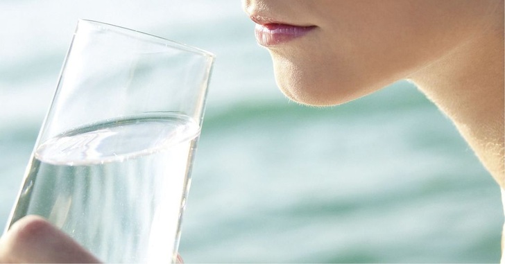 Trinkwasser muss farblos, klar, kühl, geruchlos und geschmacklich einwandfrei sein — und es darf keine Krankheitserreger enthalten.