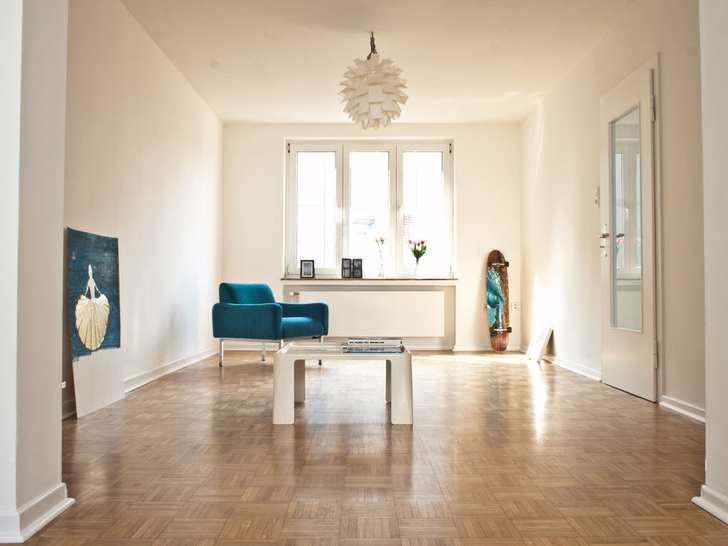 Planheizkörper integrieren sich unauffällig und perfekt in das Raum-Ambiente. Hier ein Beispiel aus der Kölner Wohnung der bekannten Stylistin Petra Klapprott.