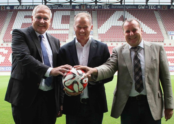 In der Augsburger SGL Arena wurde Grünbeck als neuer Sponsor vorgestellt (v. l.): Dr. Günter Stoll, Stefan Reuter (FCA) und Harald Fischer (Grünbeck-Regionalleiter)