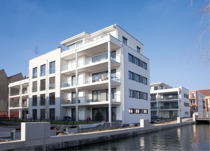 Im neuen Stadtteil Kammgarn-Quartier in Augsburg integrieren sich moderne Wohnbauten in eine Umgebung mit Industriedenkmälern.