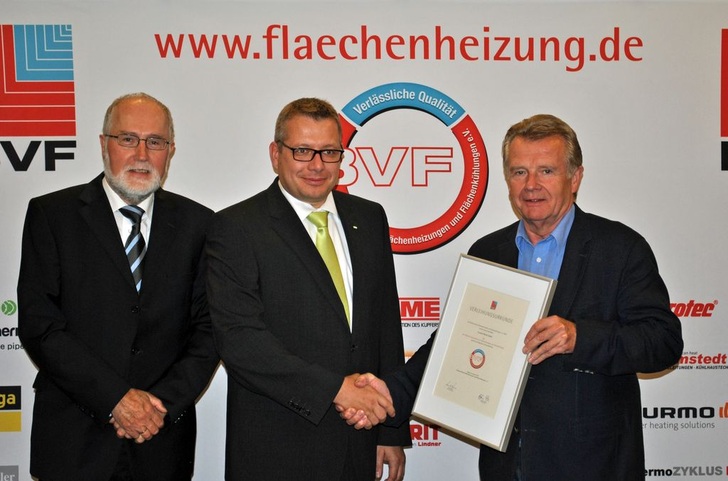 BVF-Geschäftsführer Joachim Plate (l.) und Vorstandsvorsitzender Ulrich Stahl (r.) überreichen Martin Feller, Product Group Manager/Sales bei Frenzelit, die Siegelurkunde.