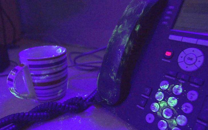 Der Schwarzlichttest zeigt: der Telefonhörer im Büro ist bakterienverseuchter als der Toilettensitz.