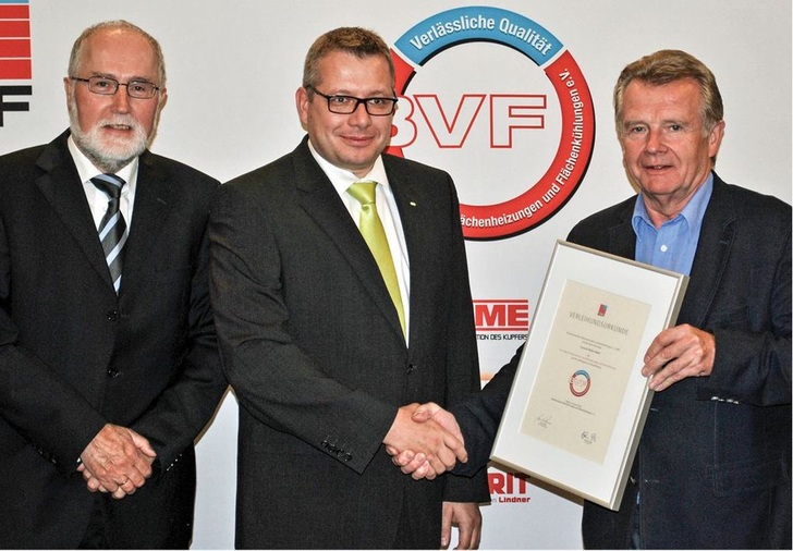 BVF-Geschäftsführer Joachim Plate (l.) und Vorstandsvorsitzender Ulrich Stahl (r.) überreichen Martin Feller, Product Group Manager/Sales bei Frenzelit, die Siegel­urkunde.