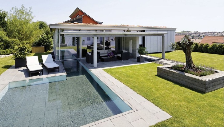 Vier auf vier Meter misst das Becken. Ein Ausschwimm­kanal führt ins Innere des ­Badehauses.