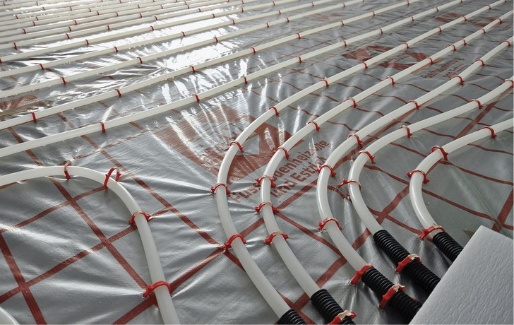 Bei einem klassischen Fußbodenheizungssystem mit Nassestrich bleibt ggf. für eine Dämmung von Anbindeleitungen genug Spielraum.