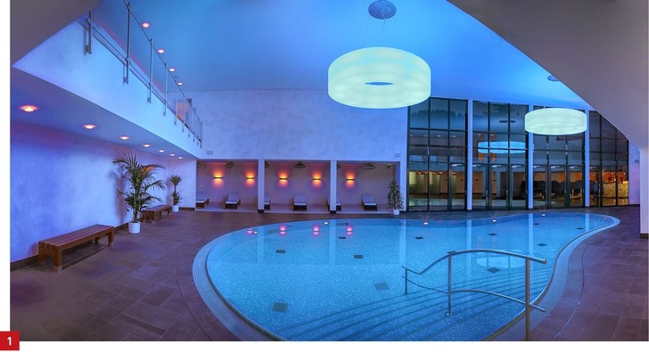 Tiefblaues Licht aus großen LED-­Leuchten im 5-Sterne-Spa-Bereich des Hotels Wehrle in Triberg. Passend dazu geben die Wandleuchten ein warmes (gelblich-rötliches) Licht ab.