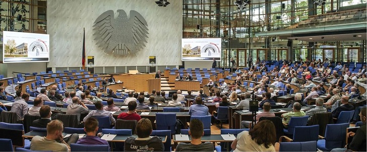 Der ehemalige Plenarsaal des Deutschen Bundestages bildete den Rahmen für das Viega-Fachsymposium am 1. Oktober 2014 in Bonn.