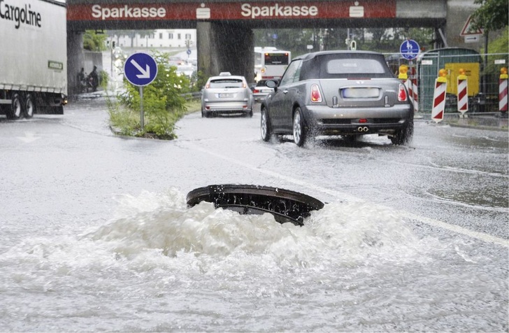 Treten innerhalb eines kurzen Zeitraumes große Mengen von Niederschlag auf, kann es durch eine Überlastung der Kanalisation zu Rückstau kommen.