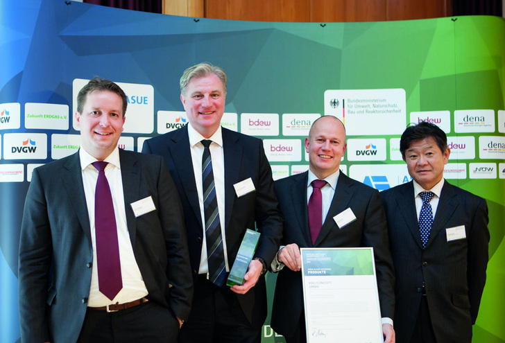 Nahmen den Preis der deutschen Gaswirtschaft für Innovation & Klimaschutz 2014 entgegen (v.l.): Sven Schwarze, Oliver Eschenfelder, Peter Aarsen, Yosuke Tajima.
