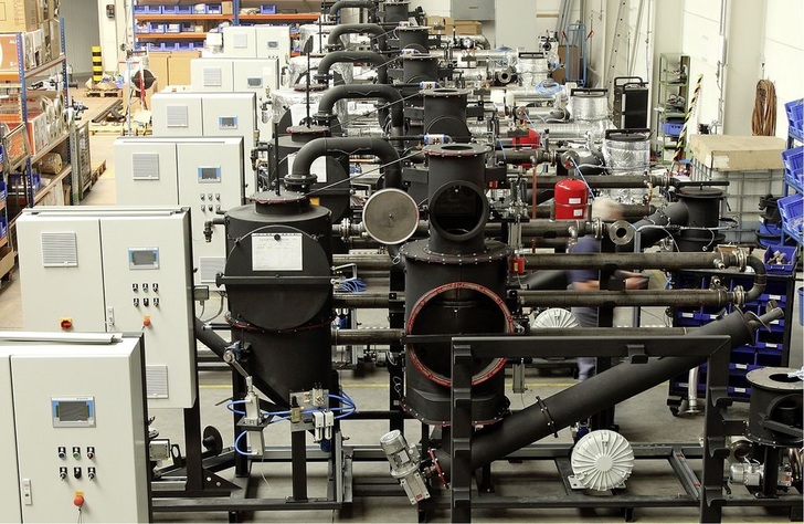 Die Zeit der Prototypen und Einzelfertigungen von Holzvergaser-BHKW ist vorbei: Serienfertigung bei Spanner Re2.