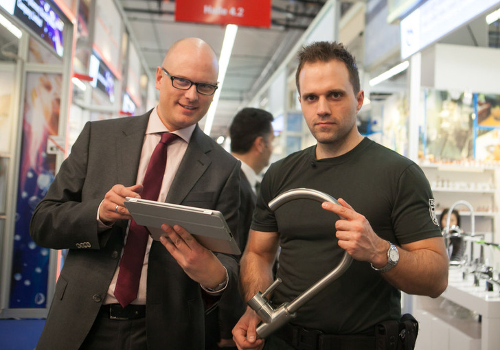 Cornelis Friedrich (Leitung Corporate Governance, Dornbracht) und Christian

Schwarz (Zolloberinspektor) mit einer Produktkopie der Tara.