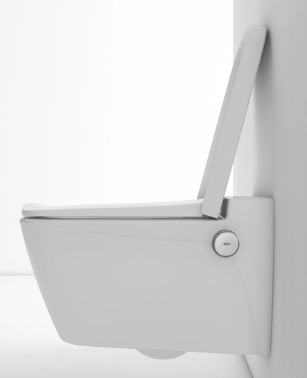 Das Dusch-WC nutzt warmes Wasser aus der Leitung. An beiden Seiten findet sich in die Keramik integriert ein Bedienknopf, der Wassermenge (r.) und Wassertemperatur (l.) regelt.