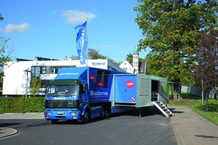Der neue Buderus Promotion-Truck bietet Handwerkspartnern auf 16 Metern Länge praxisnahe Beratungsmöglichkeiten.