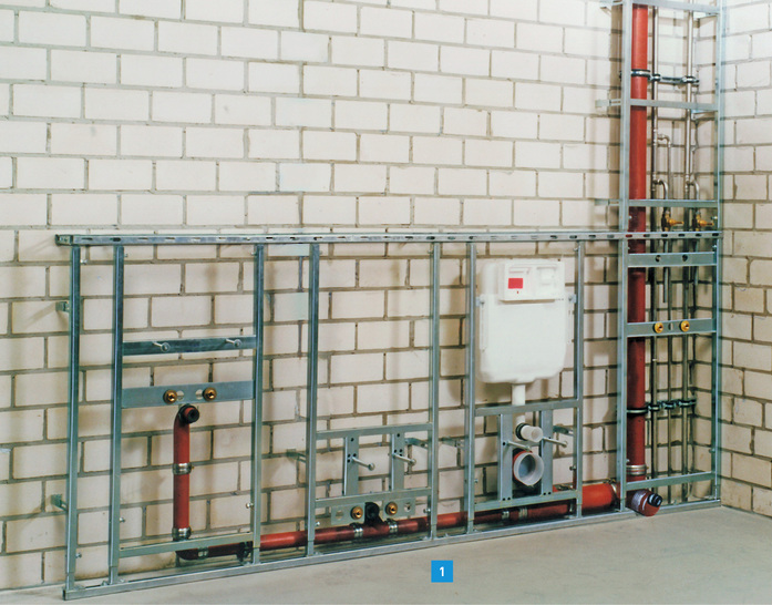 
Komplette Abwasserinstallation aus gusseisernen Abflussrohren (Saint-Gobain HES).
