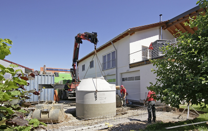



Betriebserweiterung bei der Kaipf Haustechnik in Tübingen. Versetzen des unterirdischen Pelletspeichers mit 6,5 m
3
 Inhalt im Juni 2014. 
