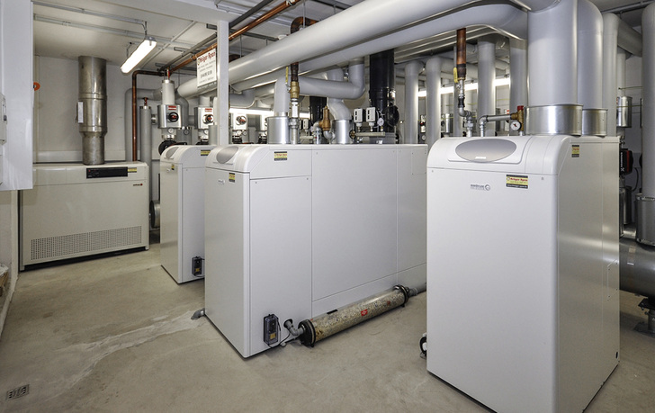 
In der neuen Heizzentrale von Möbel Eilers in Apen wurden drei Gas-Brennwertkessel als Kaskadenlösung installiert.



