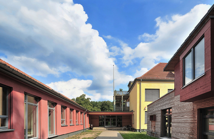 
Das Montessori-Schulgebäude in Berlin-Köpenick verbraucht nach der 3,6 Millionen Euro teuren Sanierung 95 % weniger Energie.
