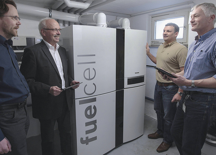 
Erfolgreicher Projektabschluss (v.l.): Hausherr Dr. Wolfgang Friede, Klaus Schuster, Buderus, Thorsten Herold, Wilhelm Schetter Haustechnik, und Wolfram Faas, Bosch Thermotechnik.
