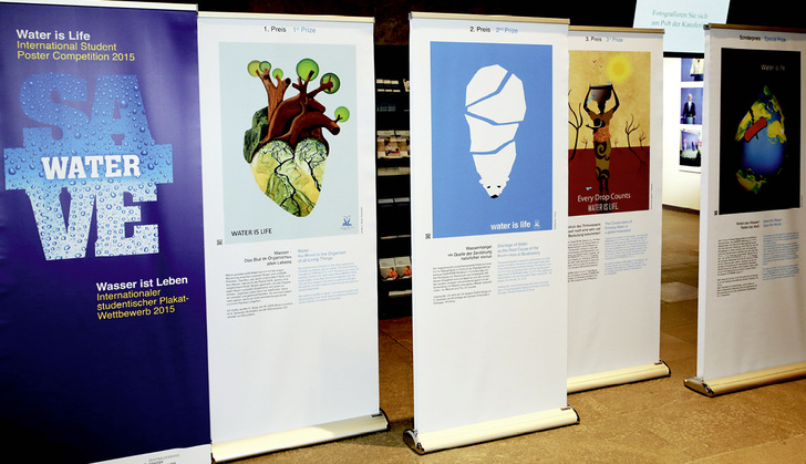 
Die Siegerplakate sowie 143 weitere ausgesuchte Exponate waren bis Mitte April im Presse- und Informationsamt der Bundesregierung in Berlin ausgestellt.
