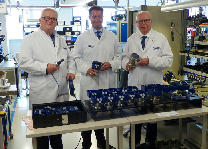JUMO-Gesellschafter Bernhard (r.) und Michael Juchheim und Branchenmanager Wasser Matthias Kremer (l.) blicken auf ein befriedigendes Geschäftsjahr 2014 zurück.