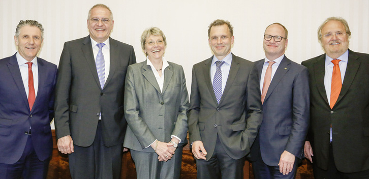 



Das Figawa-Präsidium (v. l.): Pietro Mariotti, Dr. Günter Stoll, Gudrun Lohr-Kapfer, Jörn Winkels, Dr. Ralph Donath, Prof. Bernd H. Schwank. Es fehlt: Michael Calovini.
