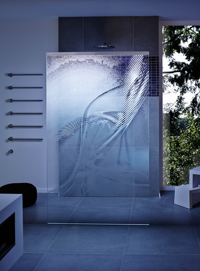 Mittels in den Profilen integrierter LEDs (links, rechts, beidseitig oder oben; einfarbig weiß, rot, blau, grün oder mit Farbwechsler) lässt sich der Leuchteffekt der OnLaser-Designs im Vergleich zu der Wirkung durch Tages- oder Raumlicht erheblich steigern. Ausreichend dichte Motive erzielen mit LED-Beleuchtung sogar die Wirkung eines Sichtschutzes.