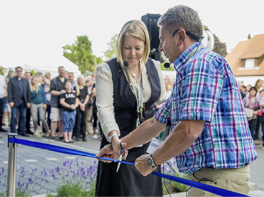 



Die Vertreterin der Eigentümerfamilie und stv. Vorsitzende der Board of Directors Oras Group Annika Paasikivi durchtrennte das symbolische blaue Band. Hilfestellung bot Services Manager Wolfgang Wutzel, 
