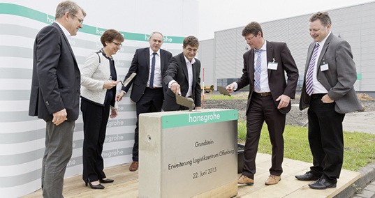 



Richard Grohe verschließt die Öffnung für die Zeitkapsel mit Bauplänen des Erweiterungsbaus. V.l.: Thomas Wüstenberg, Leiter Facility Management, Edith Schreiner, Oberbürgermeisterin Offenburg, Frank Semling, Vorstand für Supply Chain Management & Services, Oliver Martini, Bürgermeister Offenburg, und Daniel Geiler, Ortsvorsteher von Elgersweier.
