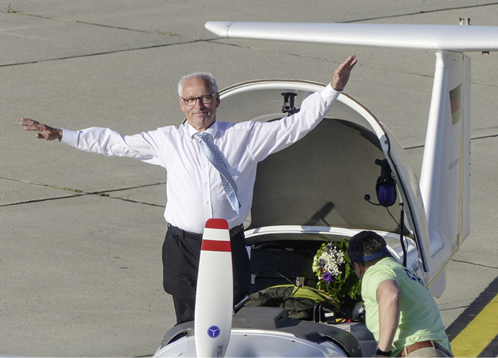 <p>
Abflug: Am 16. Juni wurde Geschäftsführer Hans Müller offiziell verabschiedet. Der Empfang fand als Überraschung für den begeisterten Hobby-Modellflieger auf dem Flugplatz Rostock-Laage statt. 
</p>