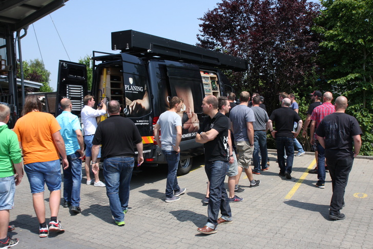 Während einer Live-Betriebsbesichtigung erfahren die Teilnehmer authentisch und praxisnah, wie die einzelnen Maßnahmen konkret umgesetzt werden. - © COPLANING
 Während einer Live-Betriebsbesichtigung erfahren die Teilnehmer authentisch und praxisnah, wie die einzelnen Maßnahmen konkret umgesetzt werden.