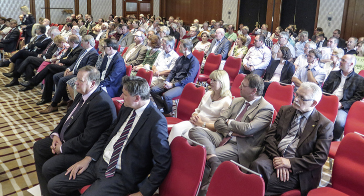 
Die öffentliche Mitgliederversammlung war einmal mehr das Podium, um den Forderungen des Fachverbandes Nachdruck zu verleihen.
