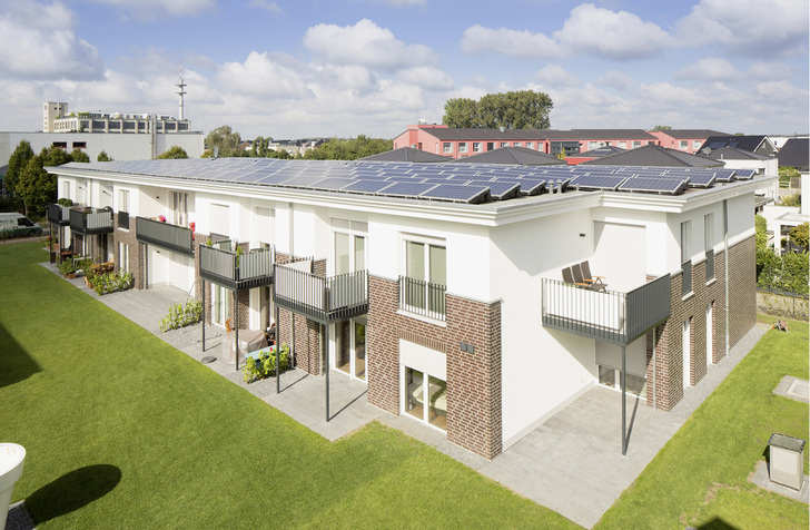 
Dieses zweigeschossige Mehrfamilienhaus mit PV-Anlage ist eines von vier Neubauten, die im Rahmen des Bauprojekts „Wohnen am Ballenlager“ entstanden.
