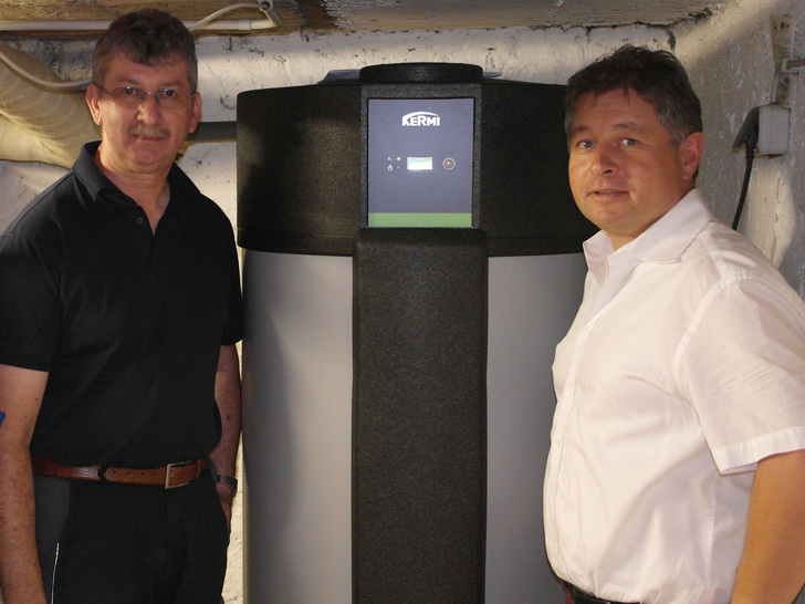 Gewinner Rudi Appel (l.) und Holger Steinbock, verantwortlicher Kermi-Mitarbeiter des technischen Vertriebs, bei der Installation der neuen x-change fresh Trinkwasserwärmepumpe.