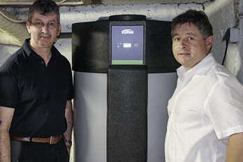
Gewinner Rudi Appel (l.) und Holger Steinbock, verantwortlicher Kermi-Mitarbeiter des technischen Vertriebs, bei der Installation der neuen X-change Fresh-Trinkwasserwärmepumpe.
