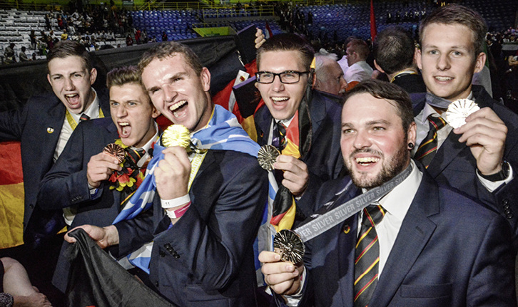 
Nathanael Liebergeld (ganz links) gehört zu den Besten: Bei den WorldSkills 2015 in Brasilien holte der Anlagenmechaniker SHK in der Disziplin „Plumbing and Heating“ Gold – auch weitere Handwerker der deutschen Mannschaft konnten sich über Medaillen freuen.
