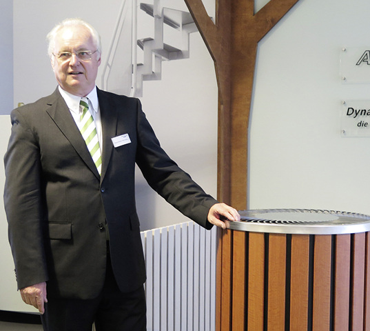 
Im Showroom in Lage zeigt Remko-Geschäftsführer Hans-Dieter Remming das kompakte und optisch ansprechende Außenteil der neuen Wärmepumpe.
