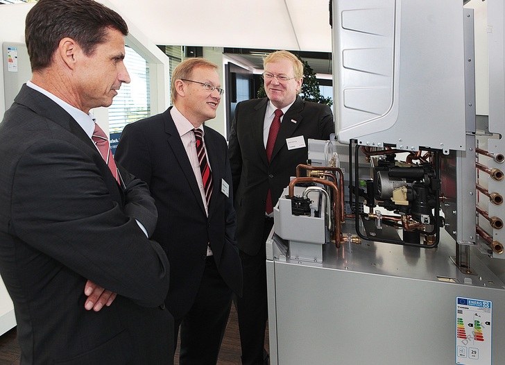 Aktuelle Heizgeräte im Fokus (v.l.): Thomas Bauer (Bereichsvorstand Bosch Thermotechnik), Johannes Schmalzl (Regierungspräsident Stuttgart) und Stefan Hartung (Geschäftsführer der Robert Bosch GmbH). - © Bosch
