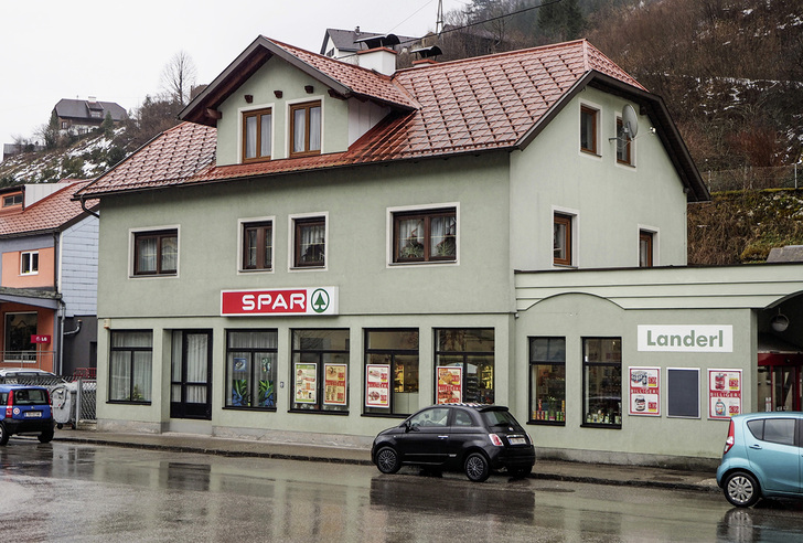 
Im Sparmarkt in Reichraming (Oberösterreich) wird die Abwärme einer Kältemaschine nun für die Heizung genutzt. Das spart gut und gerne 50 % der Heizkosten. 
