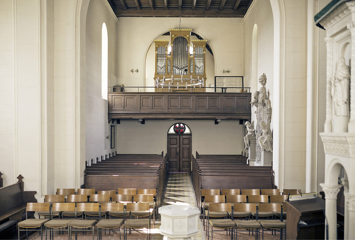 <p>
Herausforderung an die Heiz- und Regeltechnik: Um den Klang der Orgel nicht zu beeinträchtigen, darf sich die Temperatur pro Stunde um maximal 1 K verändern. 
</p>