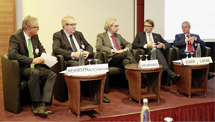 
Unter der Leitung von WDR-Moderator Helmut Rehmsen tauschten sich Vertreter von Handwerk, Handel und Industrie zum Berliner Marktforschungsdialog aus. Die Teilnehmer schnitten zahlreiche Themen der SHK-Branche an. Zum Beispiel die Marktchancen von Barrierefreiheit und Heizungssanierung. 
