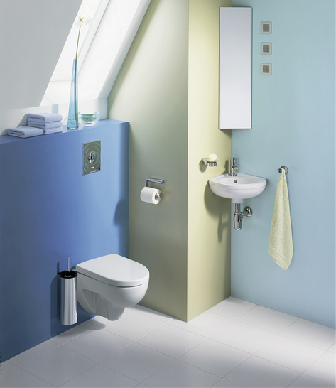 <p>
WCs im Klein- oder Gästebad werden unterm Dachfenster platziert, wenn die Stehhöhe 190 cm beträgt. Die Farbgebung betont zudem die Raumgeometrie. 
</p>