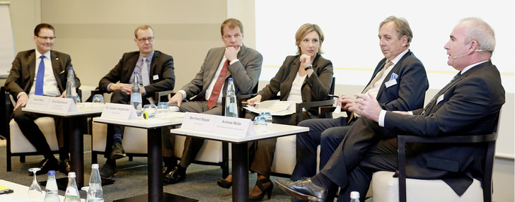 
Zum Öl-Symposium diskutierten Repräsentanten der Heizungsbranche. Die Kernfrage lautete: Werden die Weichen für die Zukunft richtig gestellt? 
