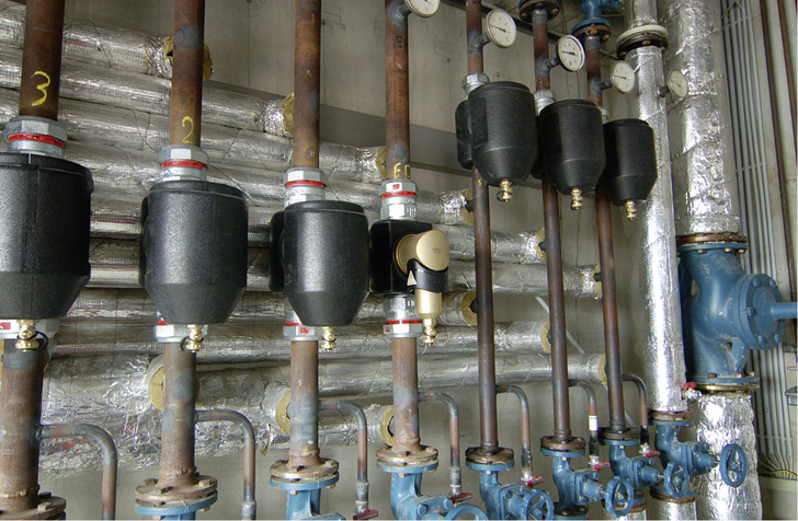 
Bei diesem Sanierungsprojekt wurden aus Platzgründen die einzelnen Stränge mit Schlammabscheidern ausgerüstet. Passende Dämmschalen machen den Abschluss der Montage einfach.
