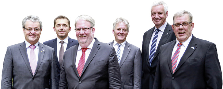 
Der ZVSHK-Vorstand wurde für drei Jahre im Amt bestätigt (v.l.): Präsident Manfred Stather, Michael Hilpert, Friedrich Budde (Vize-Präsident), Fritz Schellhorn, Ulrich Kössel und Norbert Borgmann. 
