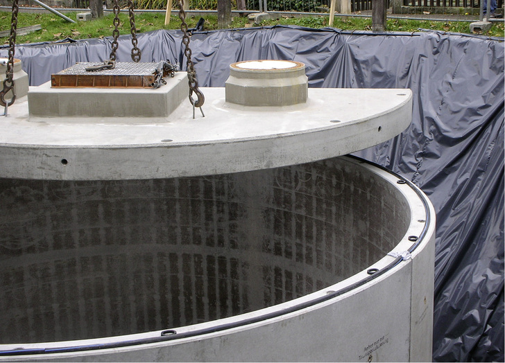 
Montage der Betonfertigteile für den unterirdisch eingebauten Pelletspeicher in den Außenanlagen beim Bauprojekt der Baugenossenschaft Familienheim Lörrach.



